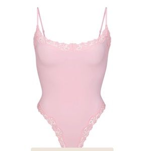 SKIMS fits everybody lace cami bodysuit ( SOLD OUT )